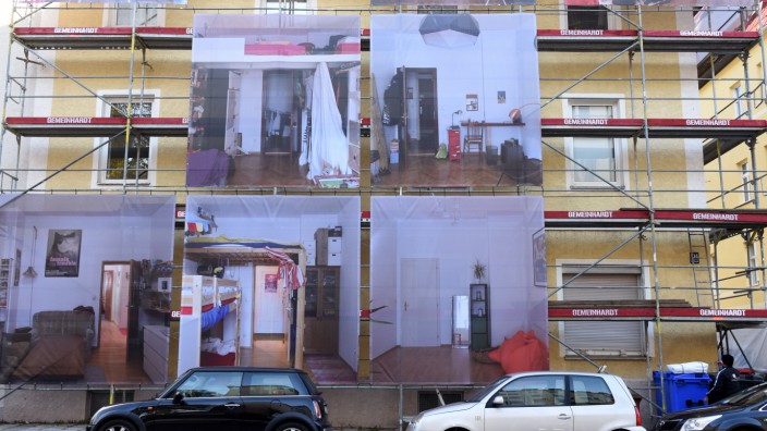 Wohnen: Modernisierungsobjekt: Seit fünf Monaten steht an der Fassade des Hauses an der Schellingstraße ein Gerüst, seit kurzem mit Bildern einer Kunstaktion.