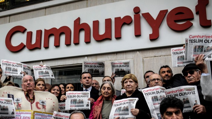 Türkei: Menschen demonstrieren am Tag nach den Festnahmen von Cumhuriyet-Mitarbeitern vor dem Gebäude der Redaktion.