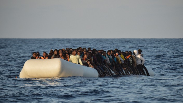 Migration: Flüchtlingsboot im Mittelmeer