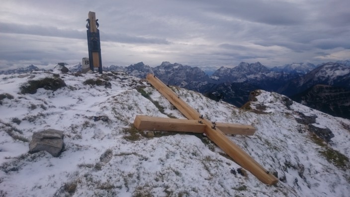 Umgesägtes Gipfelkreuz Schafreuter
