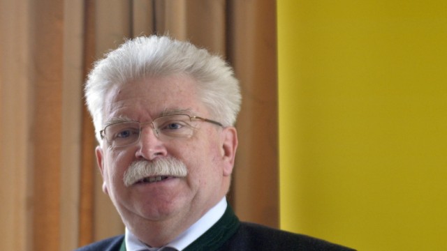 Banken: Martin Zeil, 60, von 2008 bis 2013 Wirtschaftsminister in Bayern, war 2003 Hausjurist von Hauck & Aufhäuser. Sein Name taucht in dem Report oft auf. Er habe die Geschäfte "ausschließlich rechtlich abgesichert", sagt er