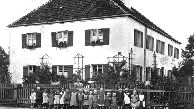 Alte Schule in Aubing: Vor 200 Jahren wurde die Alte Schule errichtet - hier eine historische Aufnahme um 1915.