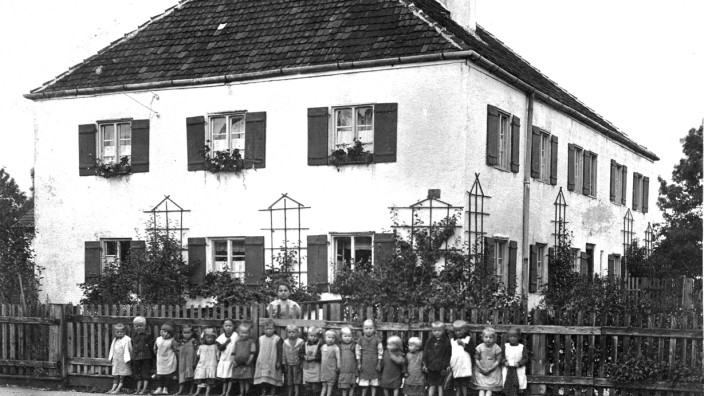 Aubing: Ein Gebäude mit langer Geschichte: Die Alte Schule in Aubing während der Nutzung als Kinderbewahranstalt um 1915.