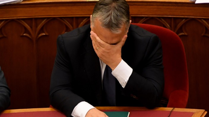 Abstimmungsniederlage für Ungarns Premier: Schon wieder unterlegen: Ungarns Premier Viktor Orbán während der Parlamentssitzung am 8. November, in der er mit einer Verfassungsänderung scheiterte.