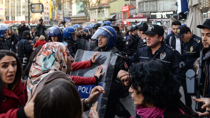 Menschenrechte: Kurden in Istanbul protestieren gegen die Verhaftung kurdischer Politiker.