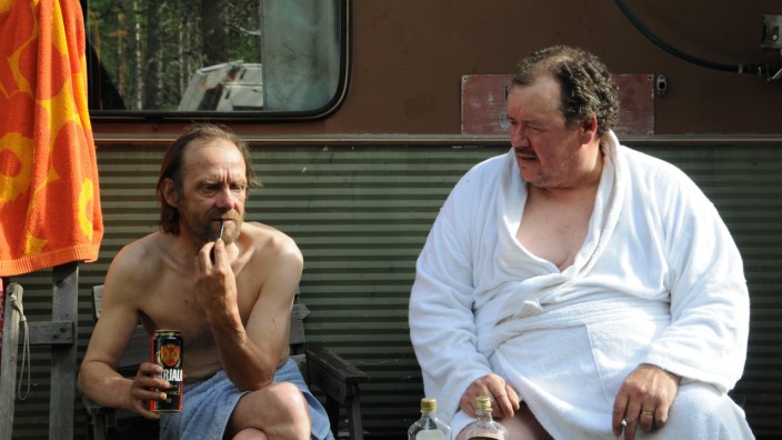 Dokudrama: Normalos ziehen blank: Zwei finnische Waldarbeiter nach dem ersten Saunagang im Campingwagen.
