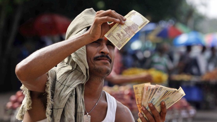 Bargeld: Indien hat zwar die größten Geldscheine zunächst abgeschafft, die Wirtschaft wird aber weiterhin auf Bargeld basieren.