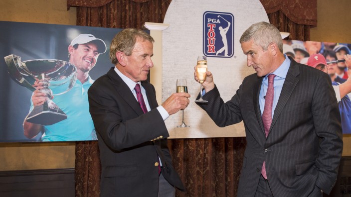 Golf: Ein Prost zwischen Vorgänger und Nachfolger: Tim Finchem (li.) beglückwünscht Jay Monahan zum Amt des Commissioners der US PGA Tour.