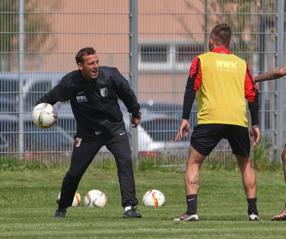 Markus Weinzierl Trainer FC Augsburg gibt Anweisungen und wirft den Ball ins Feld Konstantinos St; konstantinos stafylidis tattoo