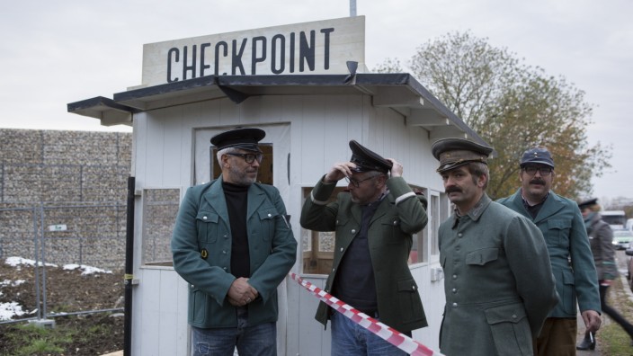 Flüchtlingsheim: An der Schallschutzwand in Perlach haben Aktivisten den Kalten Krieg wieder lebendig werden lassen - und den "Checkpoint Ali" aufgebaut.