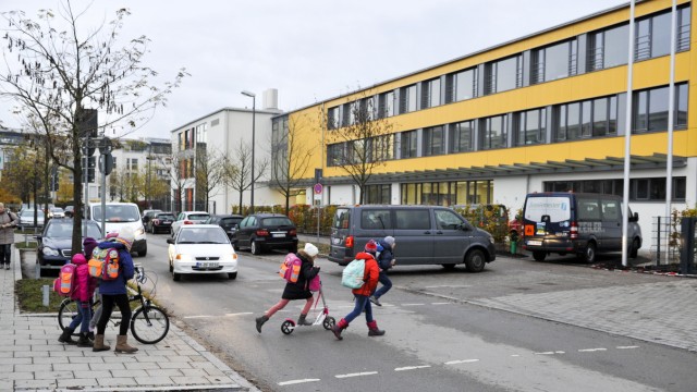 Nymphenburg: Schnell, schnell, eine Lücke: Morgens geht es vor der Grundschule und dem Förderzentrum oft zu wie auf einer Hauptverkehrsstraße.