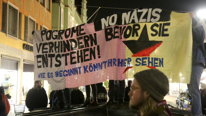 NPD-Aufmarsch in Freising: Vom Gefängnis bis zum Marienplatz: 200 Menschen protestieren in Freising mit Transparenten und Kerzen gegen die NPD-Kundgebung.