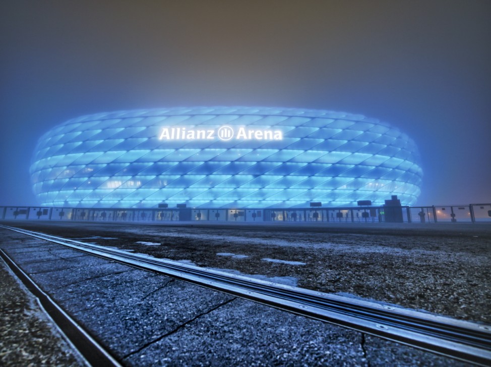 Ausstellung "München Bodenständig" : Allianz Arena am Abend
