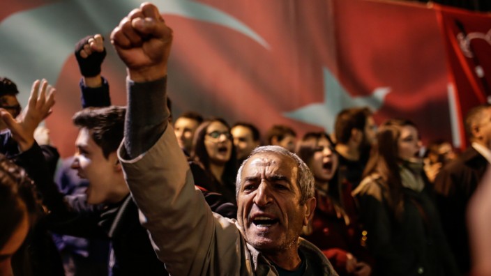 Türkische Chronik (XIII): "Freiheit und Befreiung sind unabschließbare Aufgaben": Demonstranten unterstützen in Istanbul die türkische Tageszeitung Cumhuriyet.