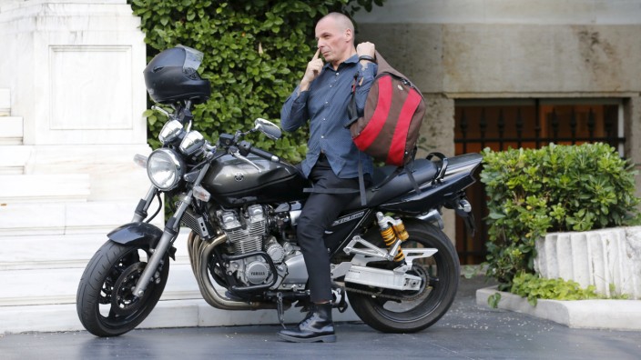 Der ehemalige griechische Finanzminister Yanis Varoufakis mit seinem Motorrad