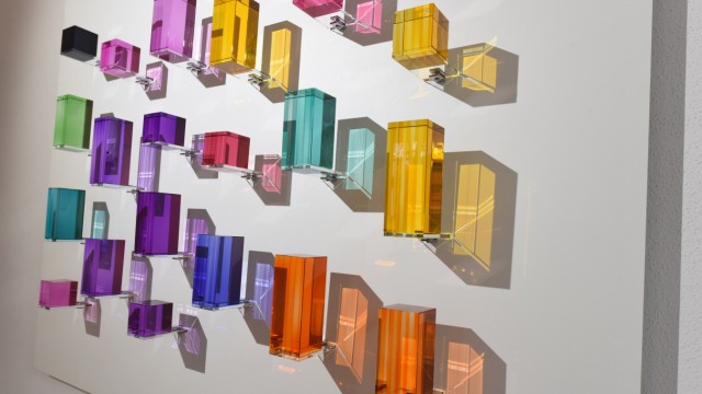 Gräfelfing: Lichtspiele aus farbigem, laminiertem Glas arrangiert Bongchull Shin in seiner Arbeit "Mandolinistin".