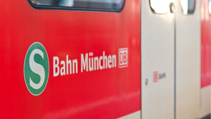 Kriminalität: In einem Zug der Münchner S-Bahn wurde ein 15-Jähriger Opfer einer Gruppe von Jugendlichen.