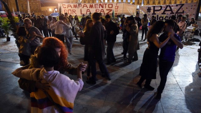 Kolumbien: Langsamer Tanz in den Frieden: In Kolumbiens Hauptstadt Bogotá feiern die Menschen den zweiten Anlauf zur nationalen Versöhnung.