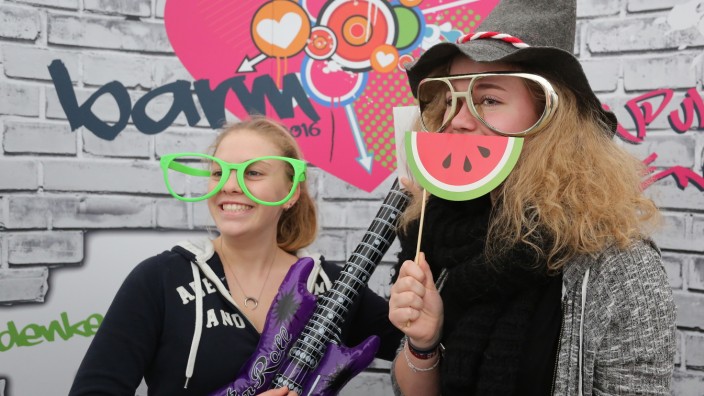 Freising: Am Stand des Bundes der deutschen katholischen Jugend verkleideten sich Amy Lombardi und Svenja Gutzeit (re.) für ein Erinnerungsfoto.