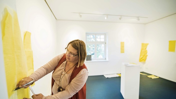 Gilching: Ortsarchivarin Annette Reindel verdeutlich durch gelbes Papier, wie sie sich die neuen Räume im Gilchinger Werson-Haus vorstellt.