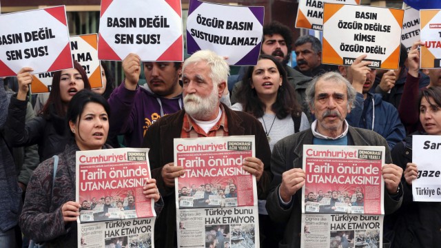 Proteste gegen die Festnahme von Cumhuriyet-Mitarbeitern Anfang November