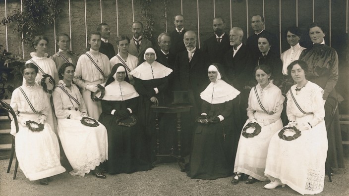 Historie: Der erste Abiturjahrgang 1916: Elf junge Frauen legten die Reifeprüfung ab. Alle wurden Lehrerinnen.
