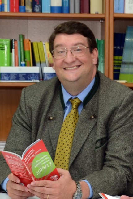 Sommerlesung in der Stadtbücherei Erding: Hans Otto Seitschek ist Philosophie-Professor und Geschäftsführer des Katholischen Bildungswerks Erding.