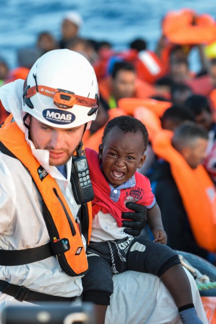 Helfer bei einer Rettungsaktion im Mittelmeer