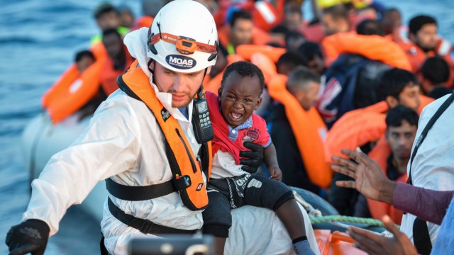 Helfer bei einer Rettungsaktion im Mittelmeer