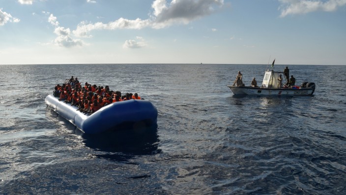 Libysche Küstenwache nähert sich Flüchtlingen