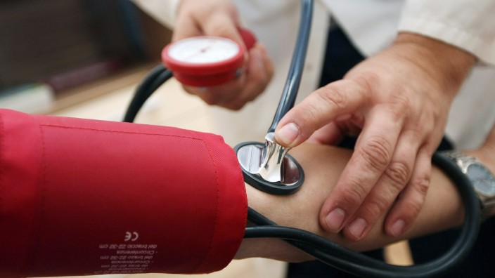 Doctors Seek Higher Fees From Health Insurers