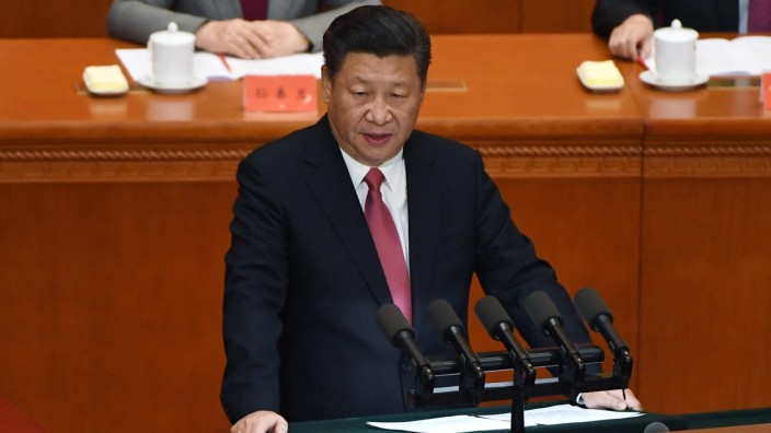 China: Beschwört die alten Zeiten: Staatschef Xi Jinping will offenbar die Klassenunterschiede in China verschleiern.