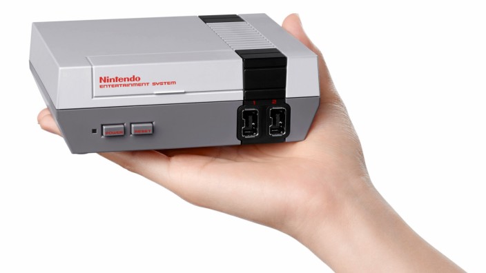 Spielkonsole: Das NES mini ist kaum größer als die Spielkassetten des originalen Nintendo Classics.