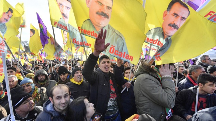 Türkei: Bei einer Kundgebung gegen die türkische Regierung in Köln tragen Demonstranten Fahnen mit dem Bild des inhaftierten PKK-Führers Abdullah Öcalan.