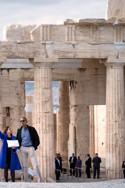 Barack Obama: Heldenplatz: Präsident Barack Obama mit Antiken-Erklärerin Eleni Banou auf der Akropolis.