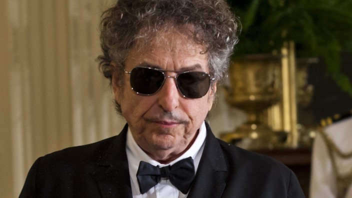 Bob Dylan announces that he will not attend ceremony to receive t