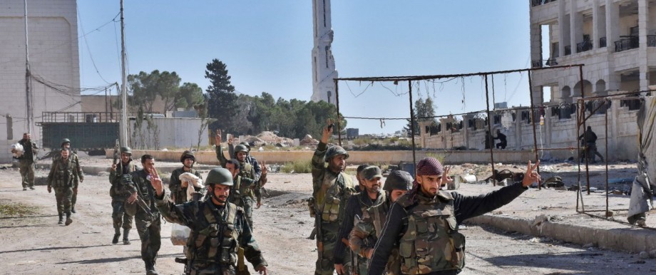 Syrien: Anfang November laufen Regierungssoldaten im Zuge einer Gegenoffensive durch das von Rebellen gehaltene Hamdaniyeh-Viertel im Osten Aleppos.