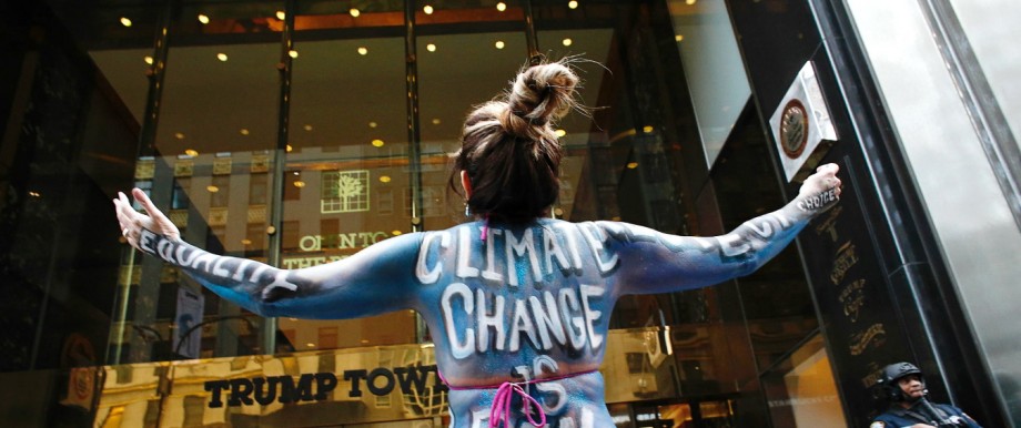Freiheit der Wissenschaft: Nackte Beschwörung: Eine Demonstrantin wehrt sich vor dem Trump Tower in New York gegen die postfaktische Weltanschauung Donald Trumps.