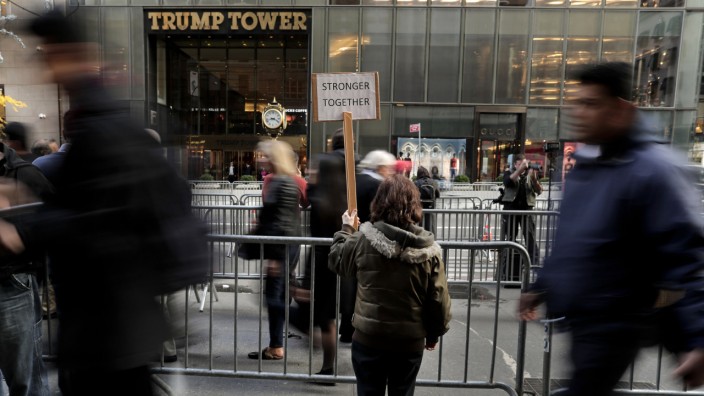 Trump Town (III): Eine junge Frau protestiert vor dem abgesperrten Trump Tower.