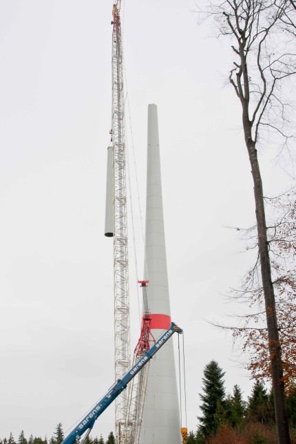Bruck: Der Mast des Windrads bei Hamberg wird gerade auf 140 Meter aufgestockt, Ende nächster Woche sollen auch die Rotoren montiert sein.