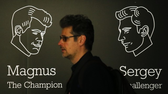 Schach-WM: Norwegen gegen Russland. Im Schach heißt das Magnus "The Champion" Carlsen, 25, gegen den Sergej "The Challenger" Karjakin, 26.