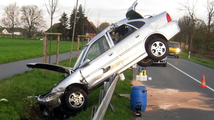 Kurioser Unfall - Opel Vectra landet auf Leitplanke