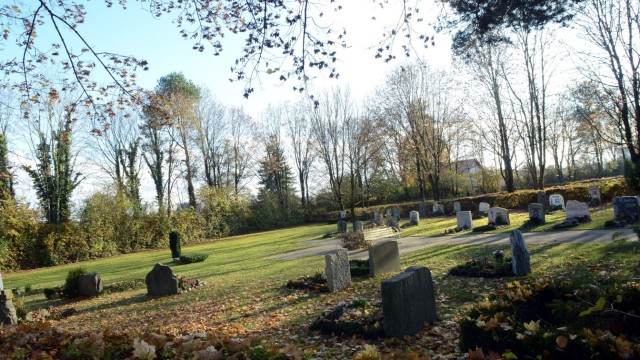 Landkreis: Auf dem Friedhof an der Itzlinger Straße soll nun die Urnenwand erweitert werden. Im Zuge der Planungen gibt es erste Überlegungen, auch eine anonyme Bestattungsform zu ermöglichen.