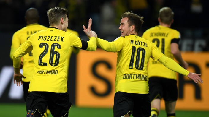 Fußball-Bundesliga: Freude bei Lukasz Piszczek und Mario Götze: Dortmund besiegt den FC Bayern.
