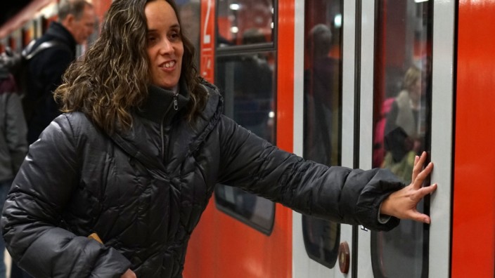 Nahverkehr: Auf der Suche nach der Tür muss sich Melanie Egerer vor dem Einsteigen an der S-Bahn entlangtasten.
