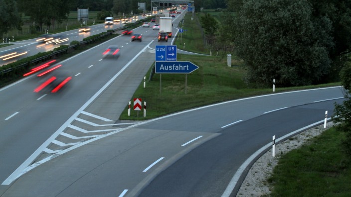 Unterschleißheim: Wenn die Autobahn bei Unterschleißheim sechsspurig ausgebaut wird, soll ein lärmschluckender Belag aufgebracht werden - mehr aber auch nicht.