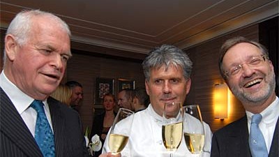 Michelin ehrt Dallmayr-Restaurant: Die Dallmayr-Geschäftsführer Georg Randlkofer (links) und  Wolfgang Wille (rechts) feiern ihren Küchenchef Diethard Urbansky.