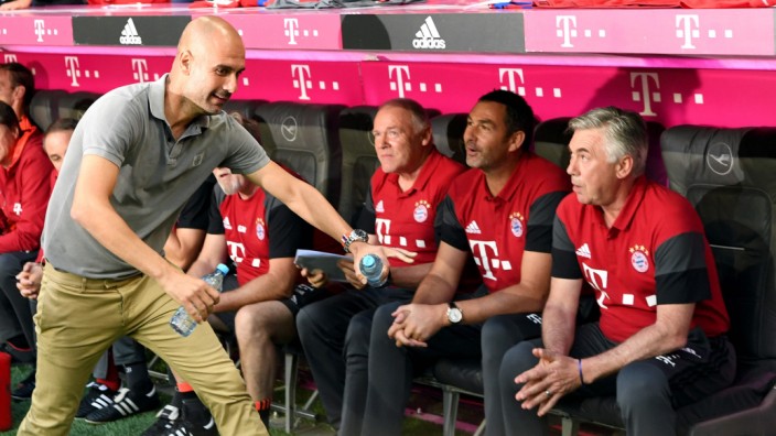 FC Bayern: Pep Guardiola und Carlo Ancelotti - im Juli begegneten sie sich zuletzt bei einem Gaudikick in München.