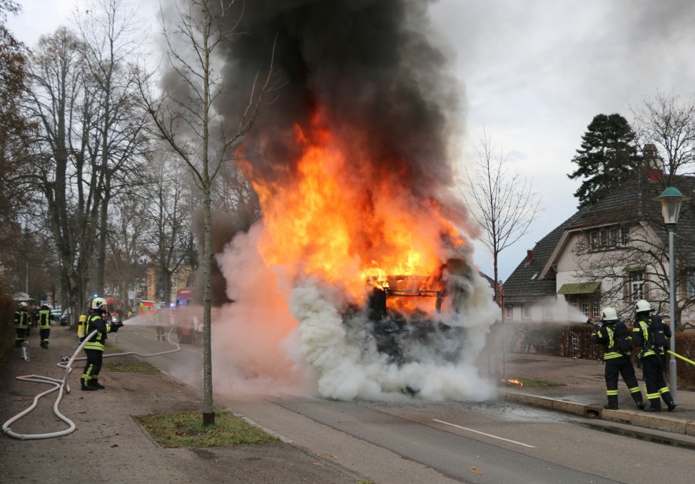Linienbus fängt Feuer - 16 Menschen retten sich ins Freie