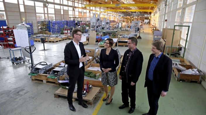 Geretsried: Gämmerler-Chef Jörg Westphal zeigt den Besuchern der Agentur für Arbeit die Betriebshalle (v.l.): Nicole Cujai, Udo Kohnen und Karsten Höhn.